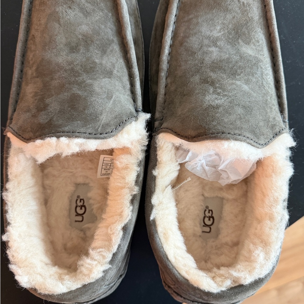 UGG mens Charcoal Suede Slippers with wool Plush Lining size 10